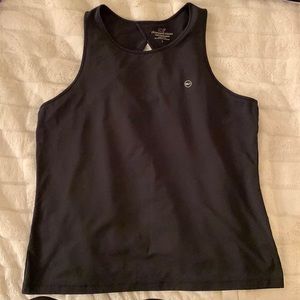 Worn once vineyard vines performance top
